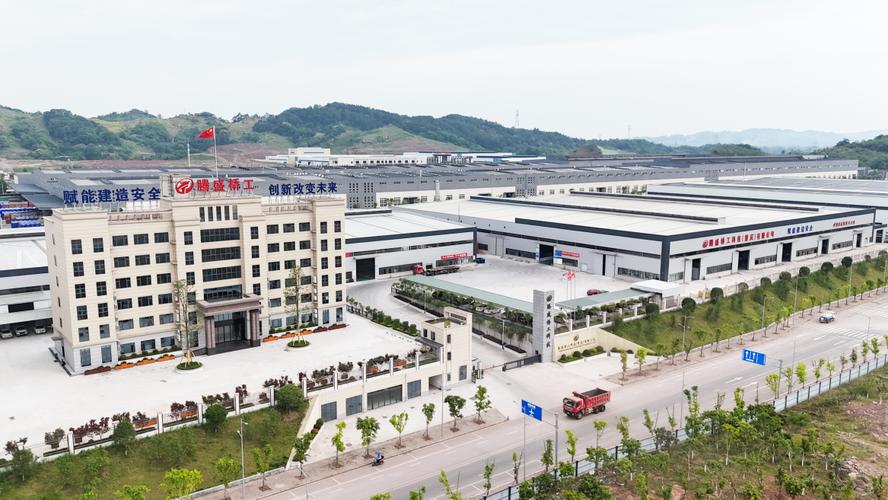 何华强,公司经营范围包括:一般项目:建筑装饰,水暖管道零件